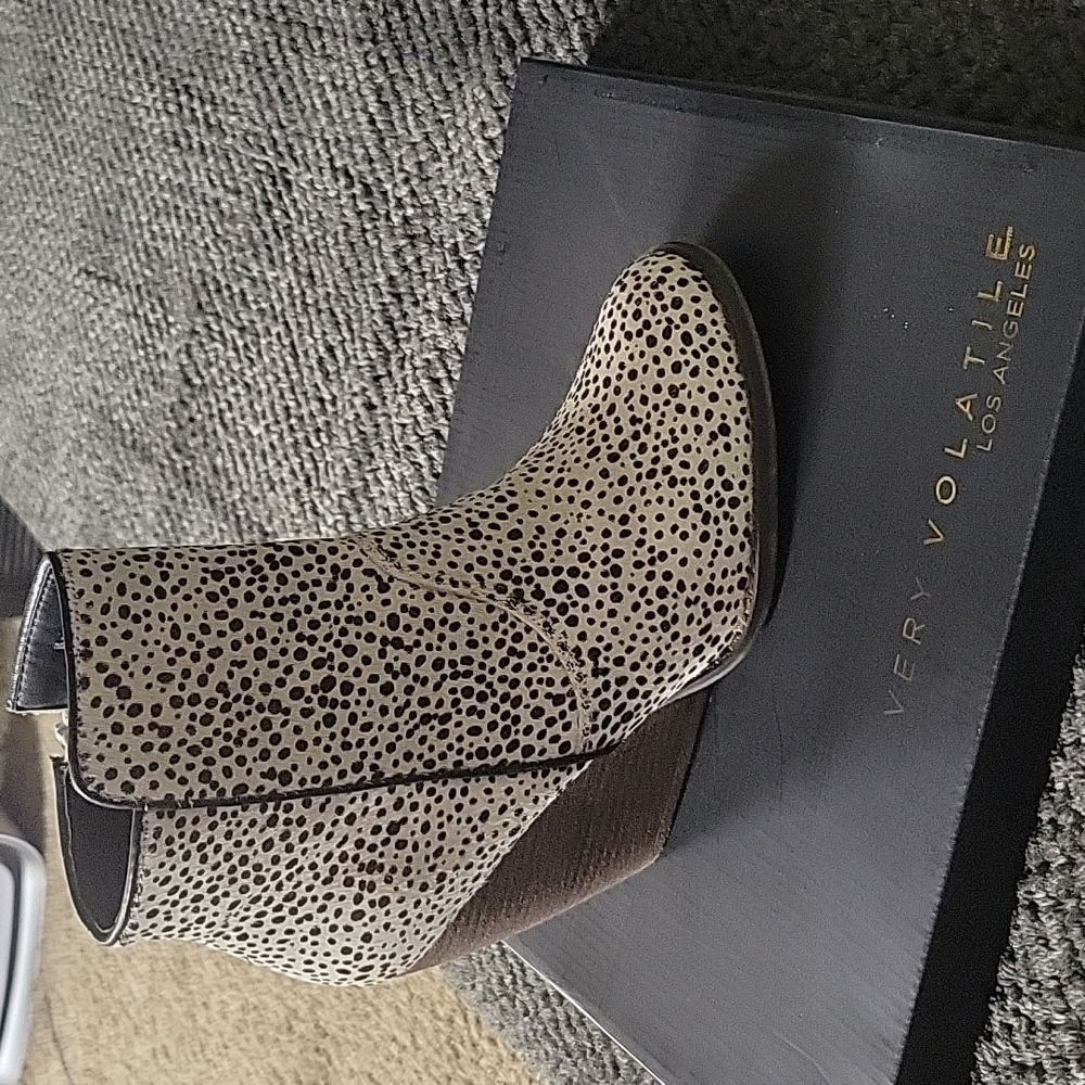 Brand new real fur very volatile wedge boots size 7